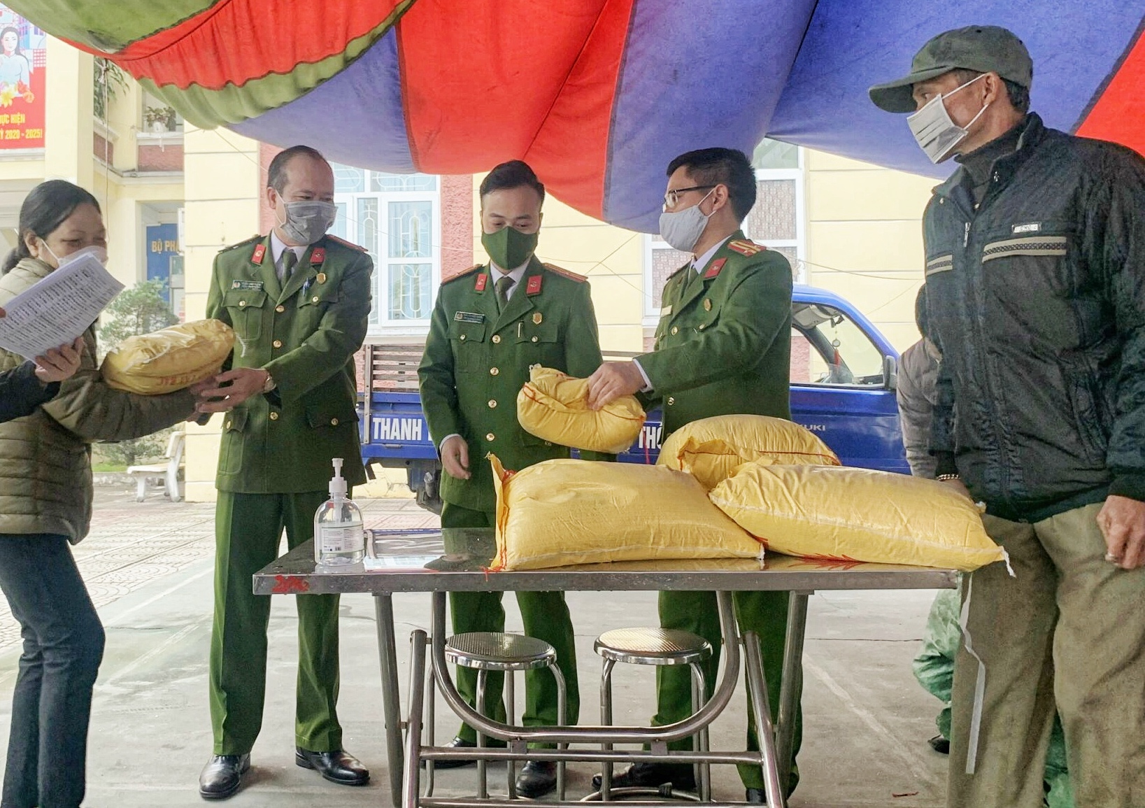 Công an phường Sở Dầu:  Trao 100 suất quà Tết cho hộ dân hoàn cảnh khó khăn 